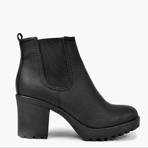 Chunky Chelsea boot heel